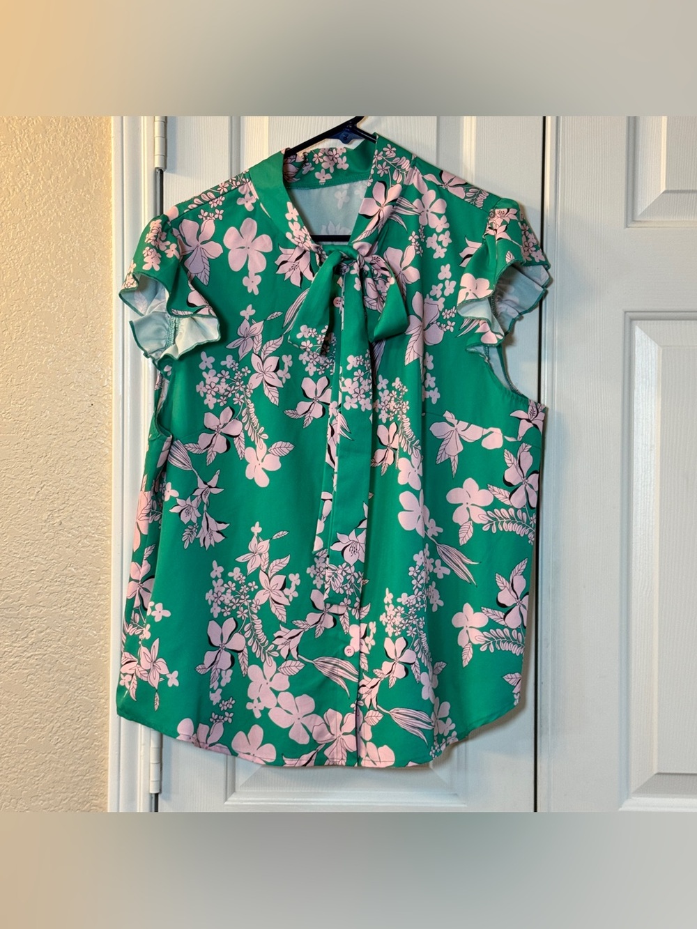 Green Flowy Blouse With Pink Flowers Women’s Size XL Ruffle Sleeves & Tie Front